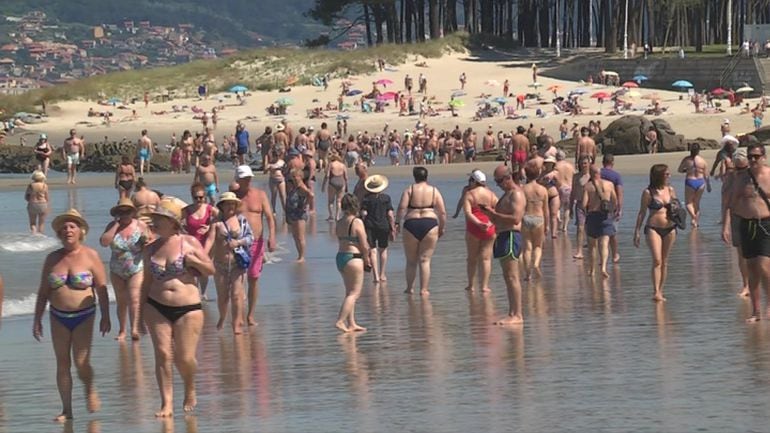 Primer día de junio con gran presencia de bañistas en Samil.