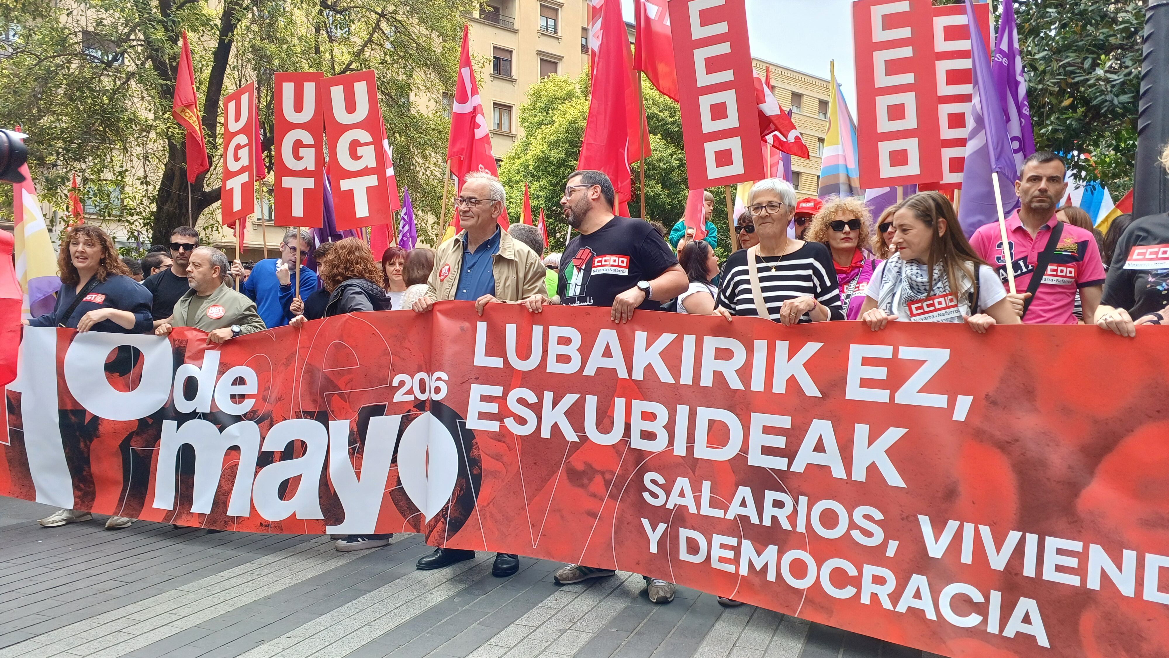 Cabecera de la manifestación de UGT y CCOO por las calles de Pamplona