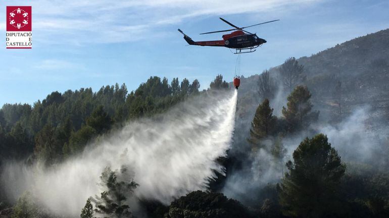 Intervención de los bomberos este sábado en el incendio forestal declarado en Culla