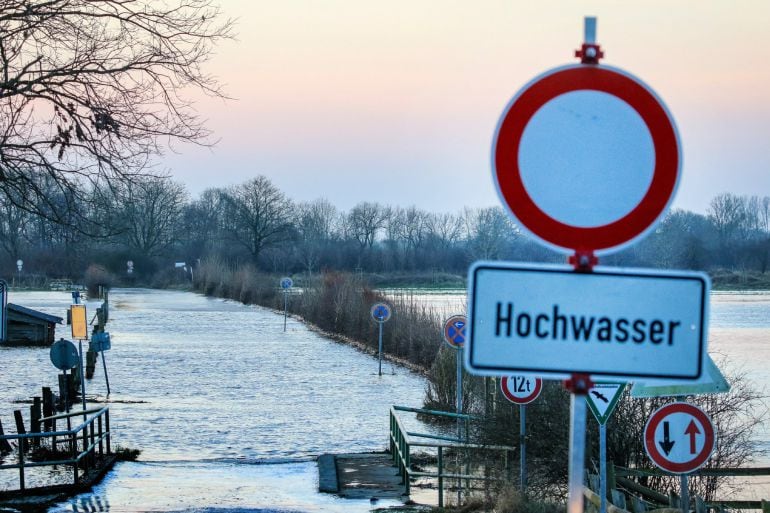 Inundación de una carretera cercana al río Weser, situado al norte  de Alemania. El 9 de enero del 2018 las fuertes lluvias han causado el desborde de ríos en Alemania. 