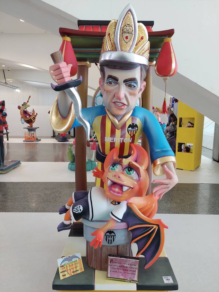 La Exposición del Ninot de las Fallas 2023 abre sus puertas con 750 figuras que rebosan diseño y sátira. Todas ellas quieren salvarse de las llamas gracias al voto popular.