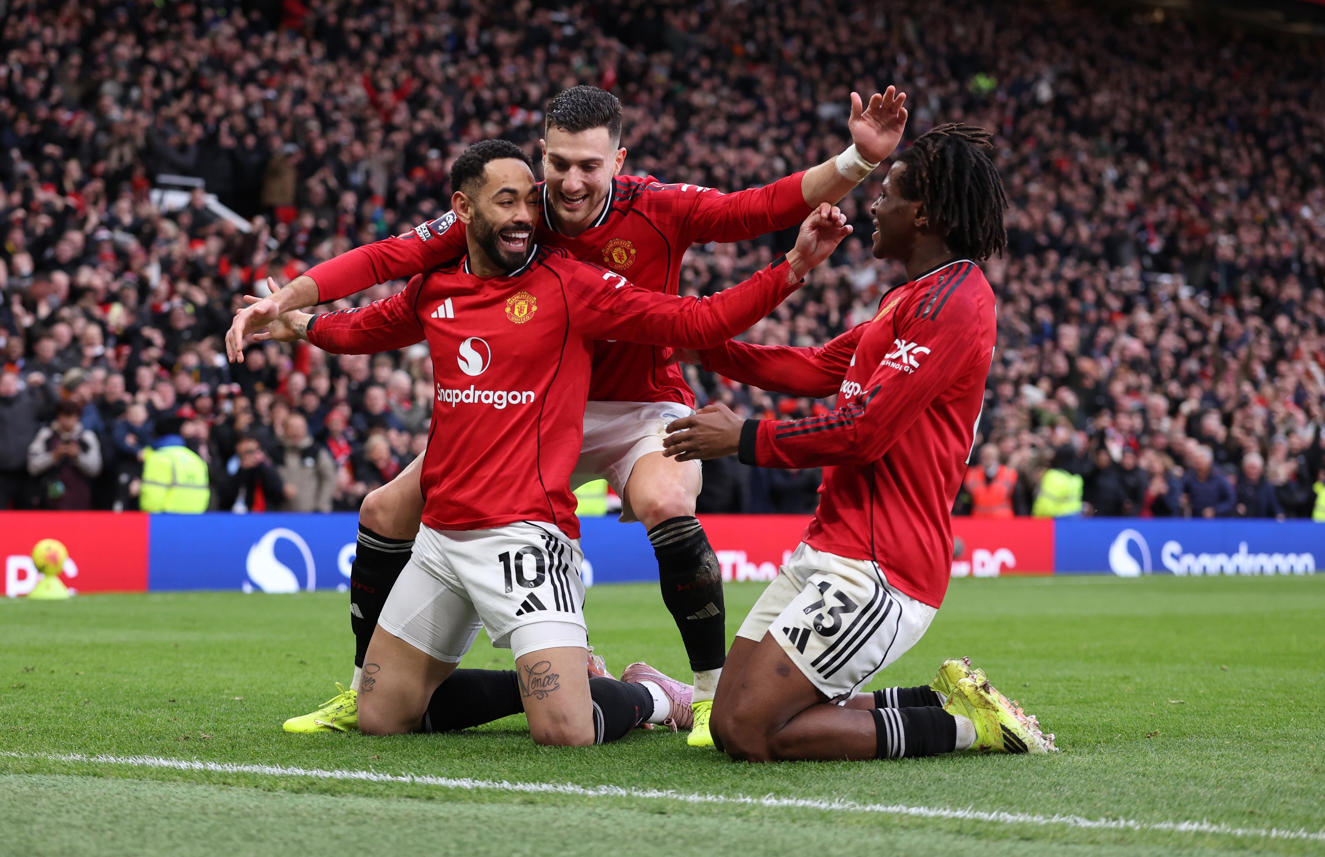 Los jugadores del Manchester United celebran un gol frente al Manchester City en la Premier League