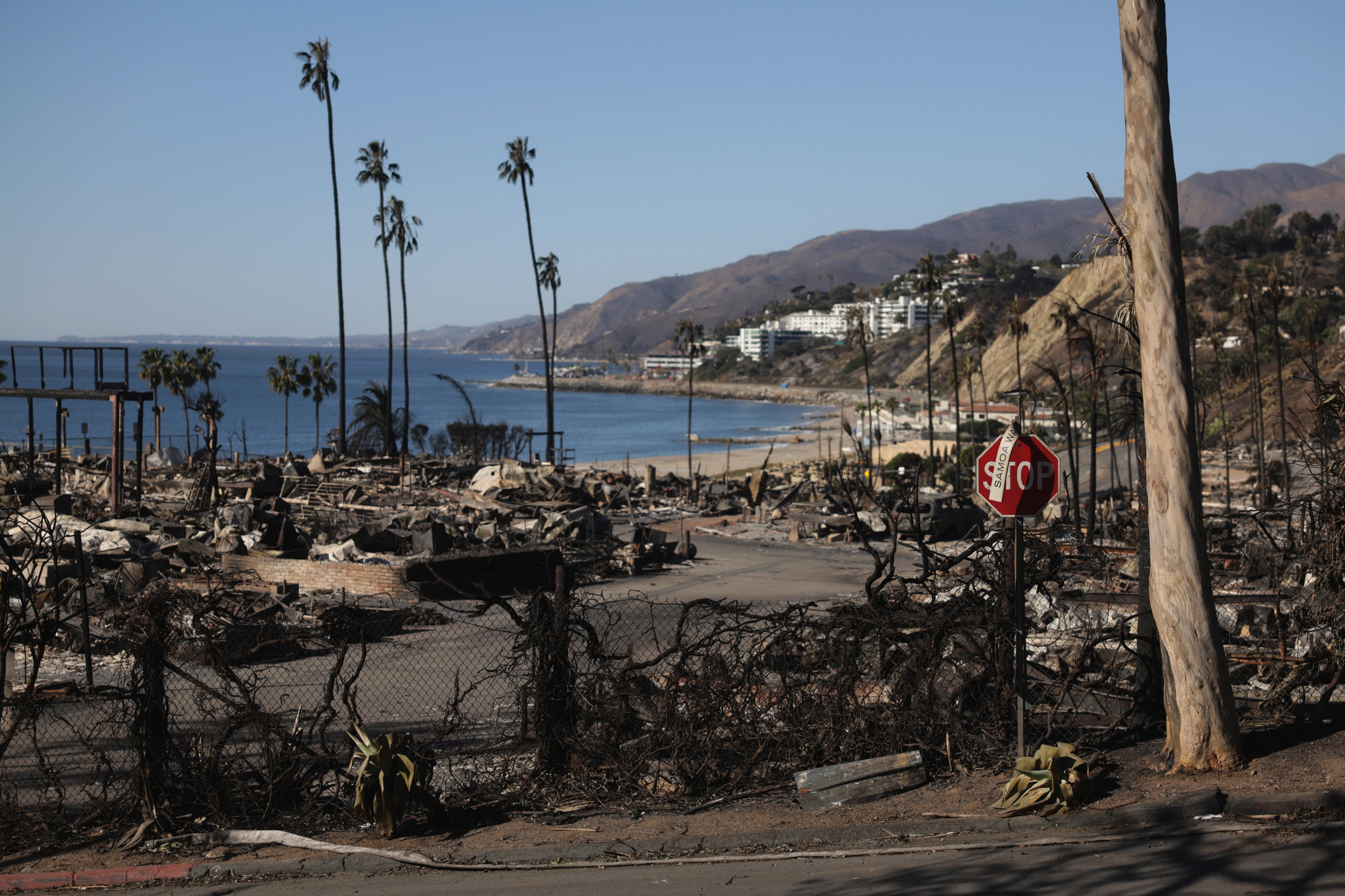 Fotografía de un barrio destruido por el incendio forestal de Palisades en el barrio de Pacific Palisades de Los Ángeles, California (EEUU)
