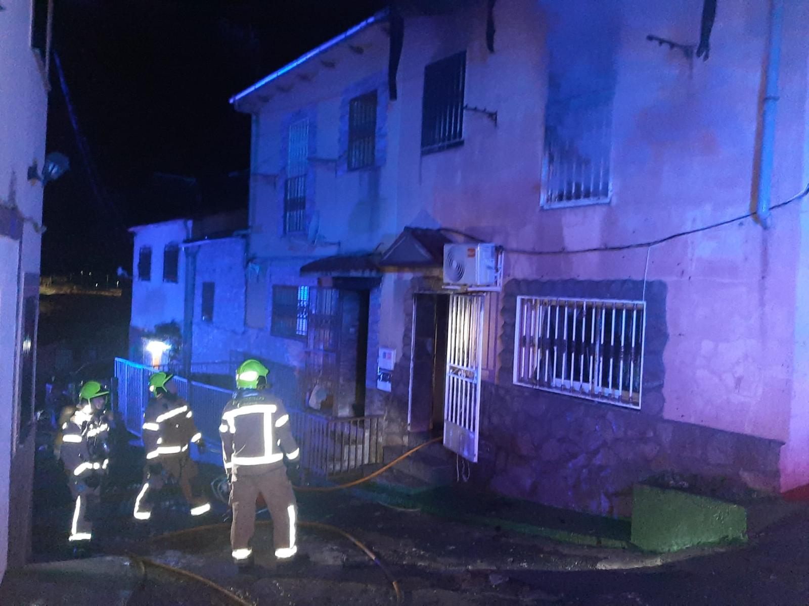 Los bomberos intervienen en uno de los incendios en San Lázaro