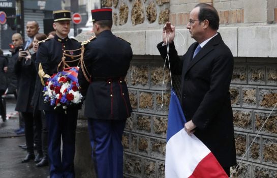 Fotorrelato | Hollande realiza un recorrido por los barrios golpeados por el terrorismo