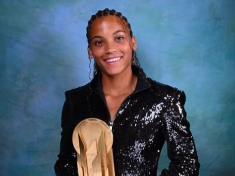 Vicky López con el trofeo Kopa