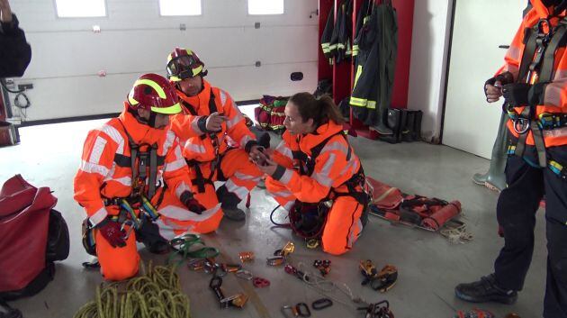 El equipo de bomberos prepara el equipo de rescate en altura