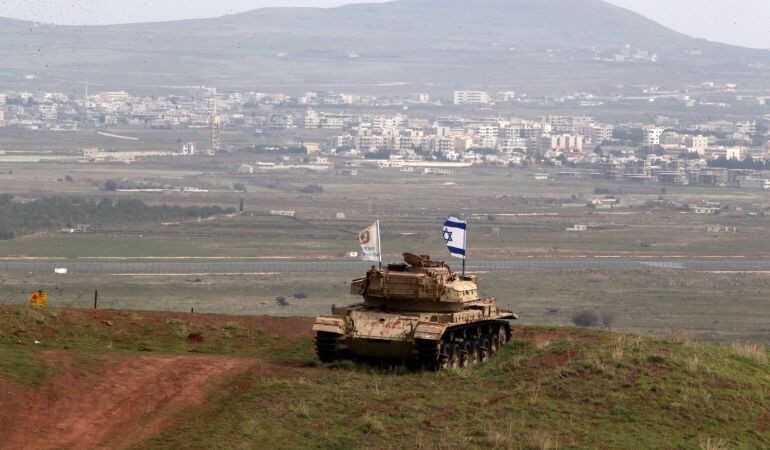 Un viejo vehículo militar en el lado israelí de la frontera con Siria, cerca de la aldea drusa de Majdal Shams en los ocupados Altos del Golán de Israel.