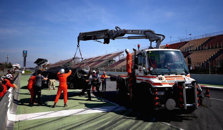 El McLaren-Honda de Vandoorne, retirado por una grúa.