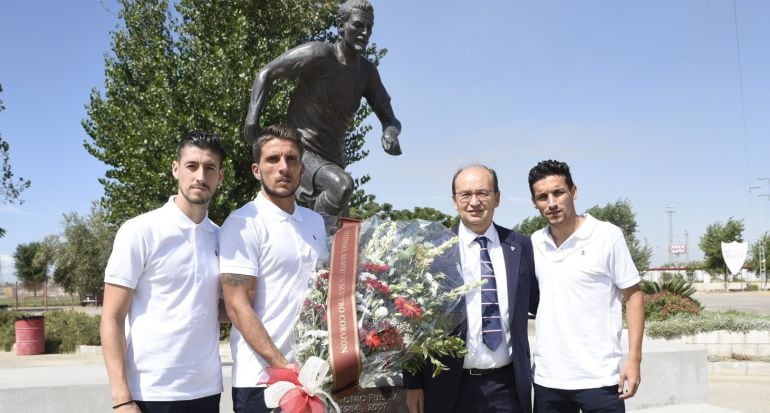 El presidente del Sevilla FC, José Castro, acompañado de Daniel Carriço,  Sergio Escudero y Jesús Navas, en un homenaje a Antonio Puerta.