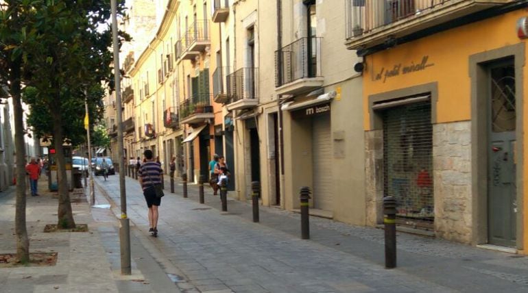 Un jove amb patinet pel carrer Santa Clara.