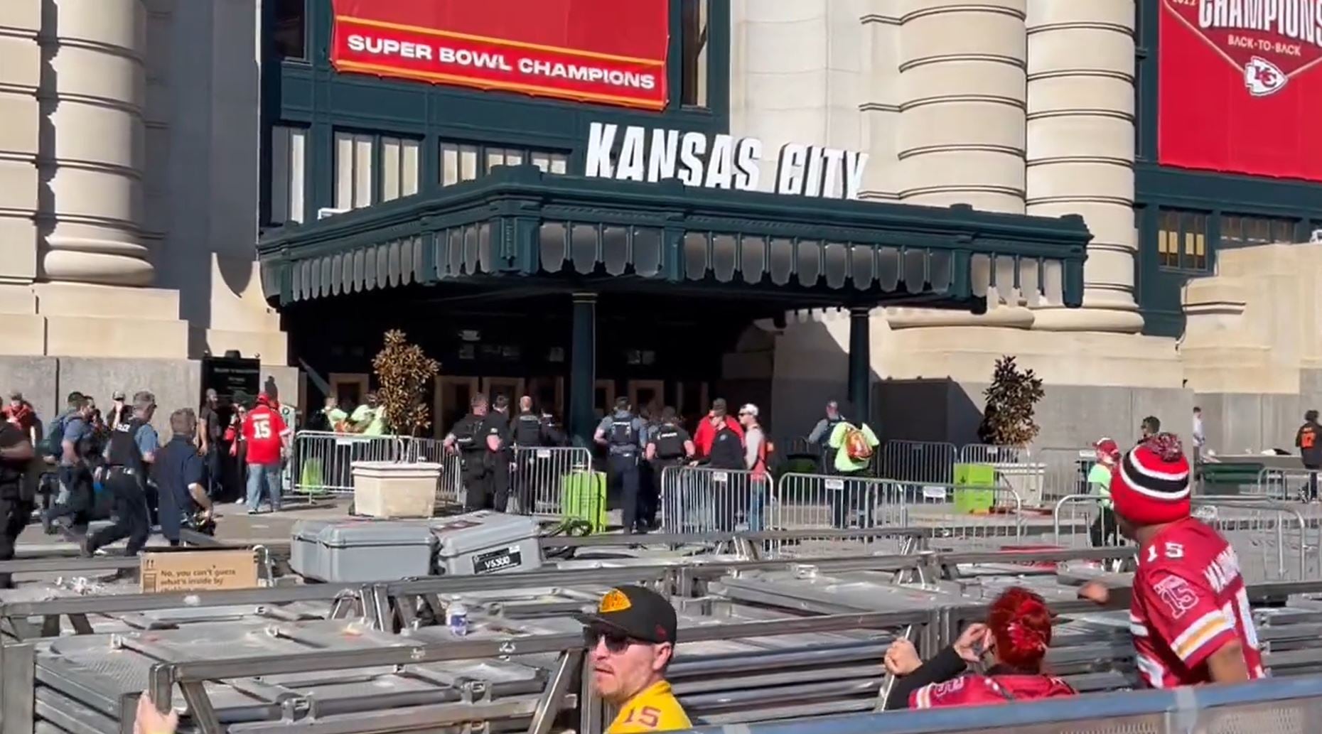 Caos tras producirse varios disparos tras desfile de los Chiefs en el Super Bowl en Kansas City.