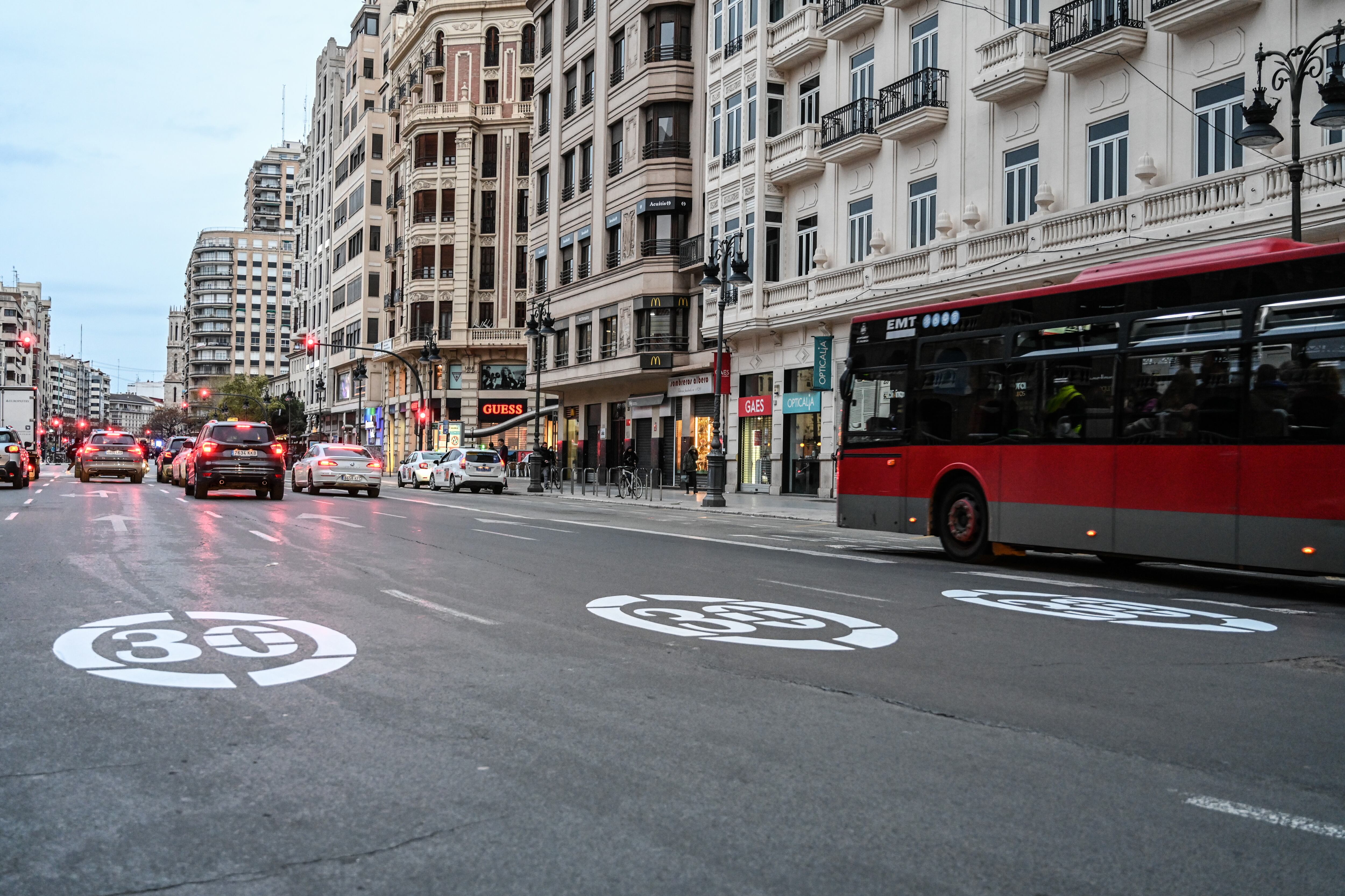 Movilidad Sostenible ha iniciado los trabajos de señalización de la limitación de velocidad máxima de circulación a 30 km/h