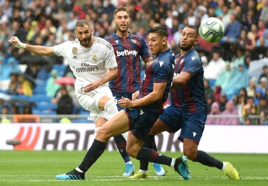 Benzema remata a la porteria del Levante