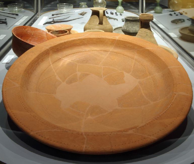 Gran Plato de Terra Sigillata Hispánica Tardía de la Villa Romana La Olmeda