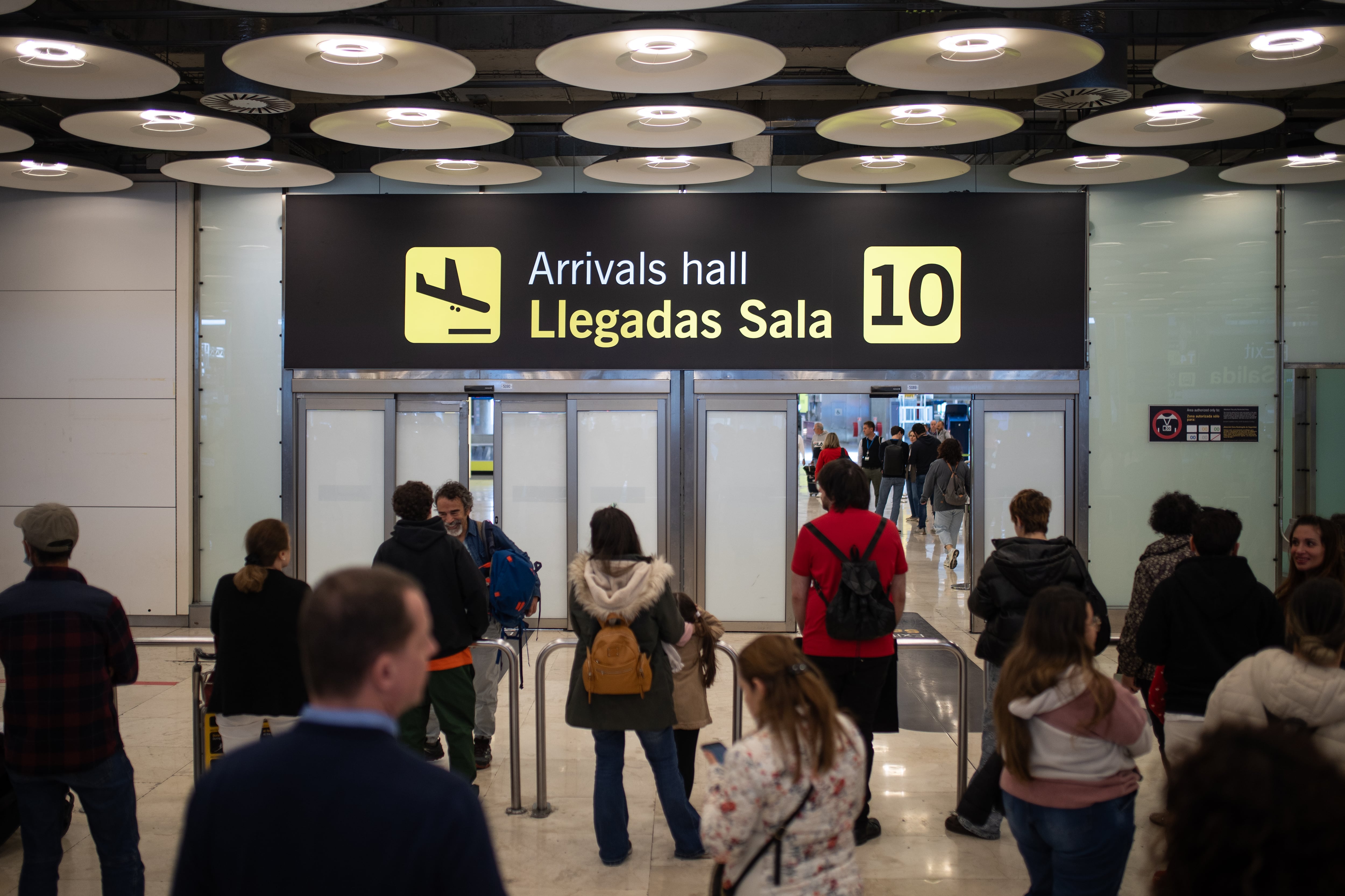 Expectación en Barajas por la llegada de Luis Rubiales procedente de Santo Domingo