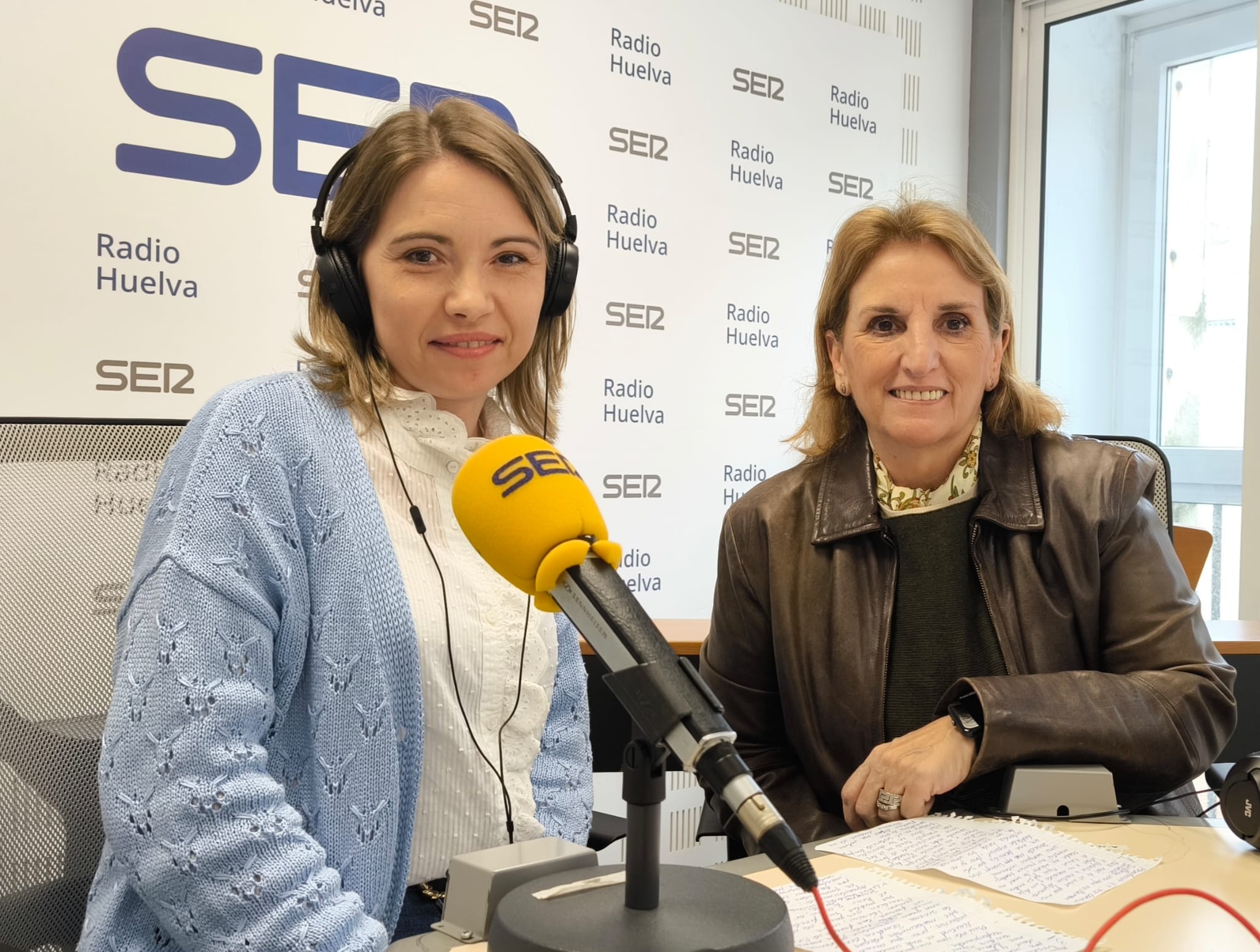 Vitlana Ogorodnyk Leskiv junto a Lucía Vizcaya ex jefa de Extranjería en Huelva