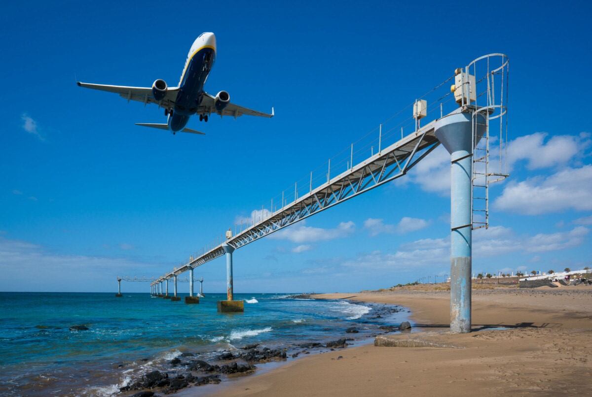 Un avión iniciando el aterrizaje en el aeropuerto César Manrique Lanzarote.