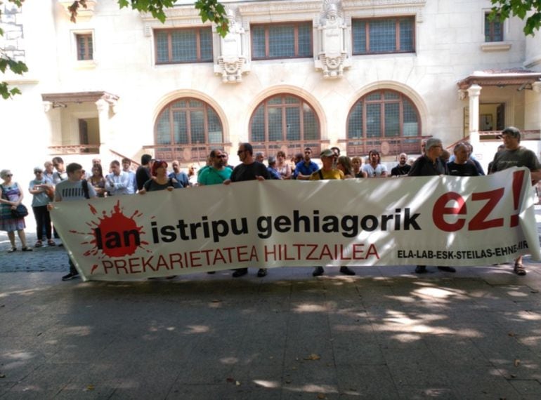 Concentración frente a la patronal tras el fallecimiento de un trabajador el viernes