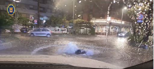 Consecuencias de la lluva del 19 de octubre en Linares. Avenida de Andalucía.