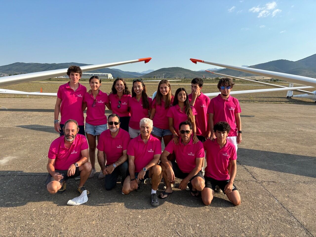 Alumnos y profesores en el aeródromo de Santa Cilia