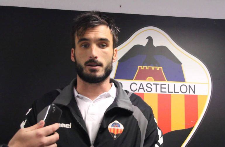 Álvaro Campos atiende a los medios de comunicación en la zona mixta de Castalia