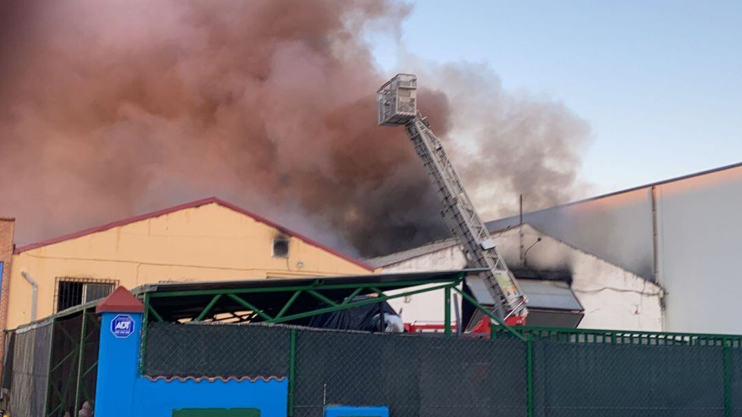 Los bomberos se afanan en sofocar las llamas