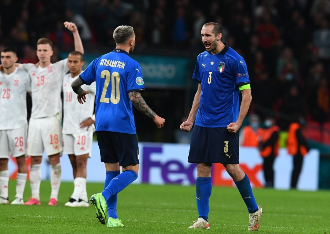 Chiellini y Bernardeschi celebran un gol en la tanda de penaltis del Italia - España