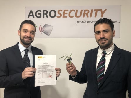 Ricardo y Antonio muestran orgullosos el invento patentado con el que quieren luchar contra los robos en el campo