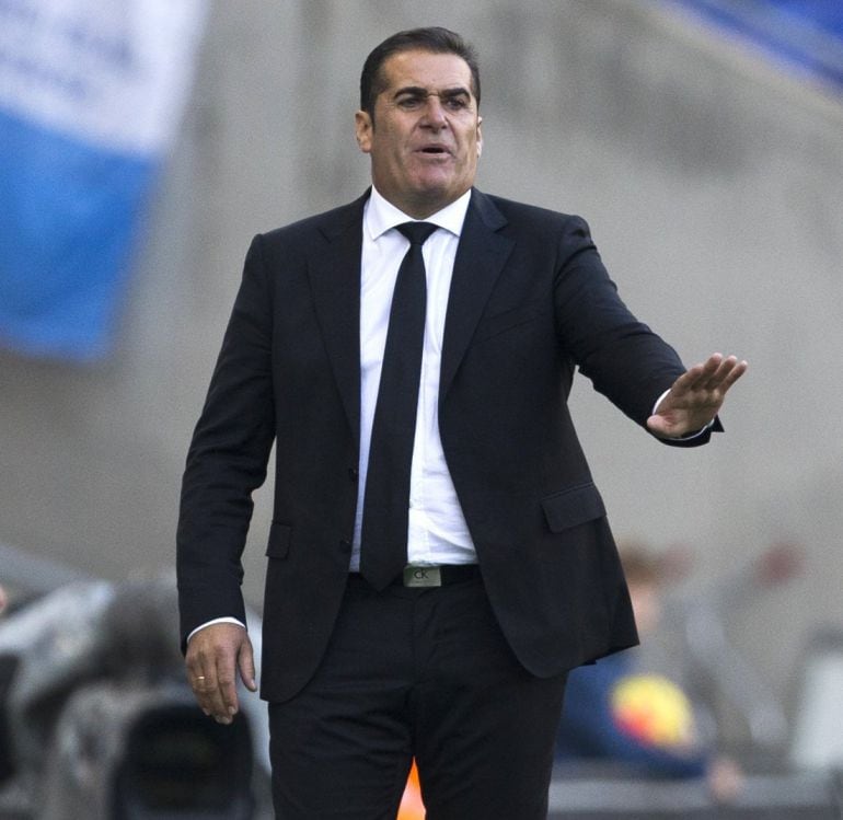 El entrenador del Granada, José Ramón Sandoval da instrucciones a sus jugadores durante el partido de la décima jornada de Liga que disputan en el estadio Cornellà-El Prat. 