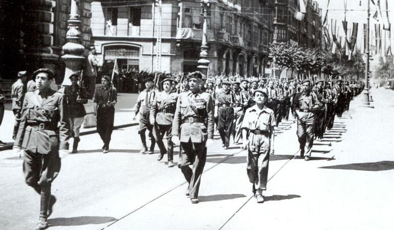 Tropas franquistas desfilando por la Gran Via de Bilbao en 1937