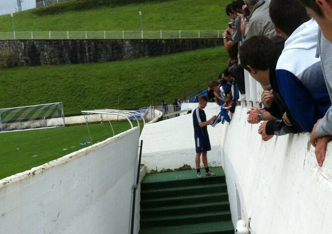 Finnbogason firma autógrafos a los seguidores de la Real al término de su primera sesión en Zubieta.