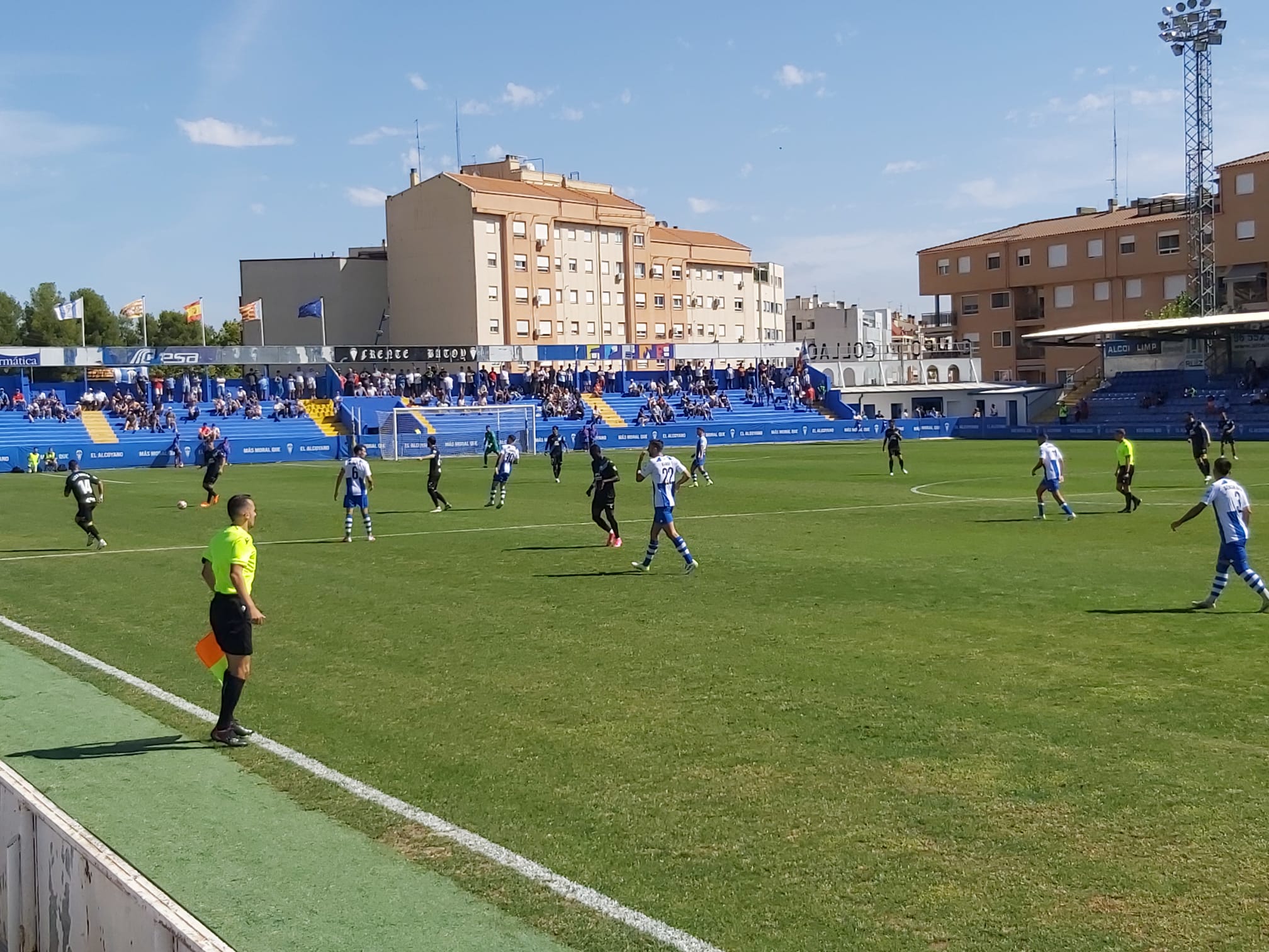 Instante del partido entre el CD Alcoyano y la UD Ibiza en El Collao