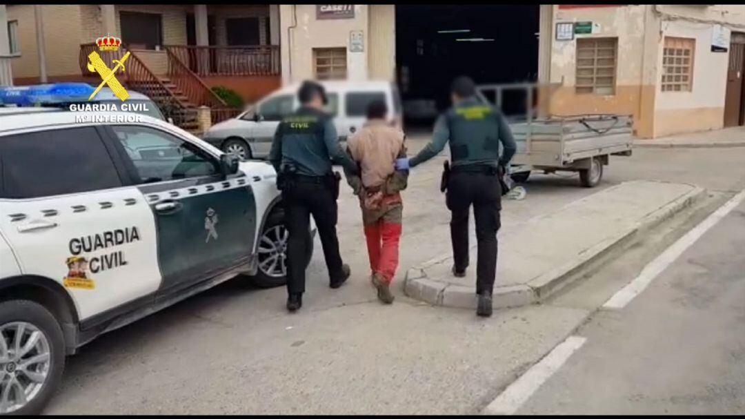 Huye de un control de la Guardia Civil con objetos robados en una explotación agrícola