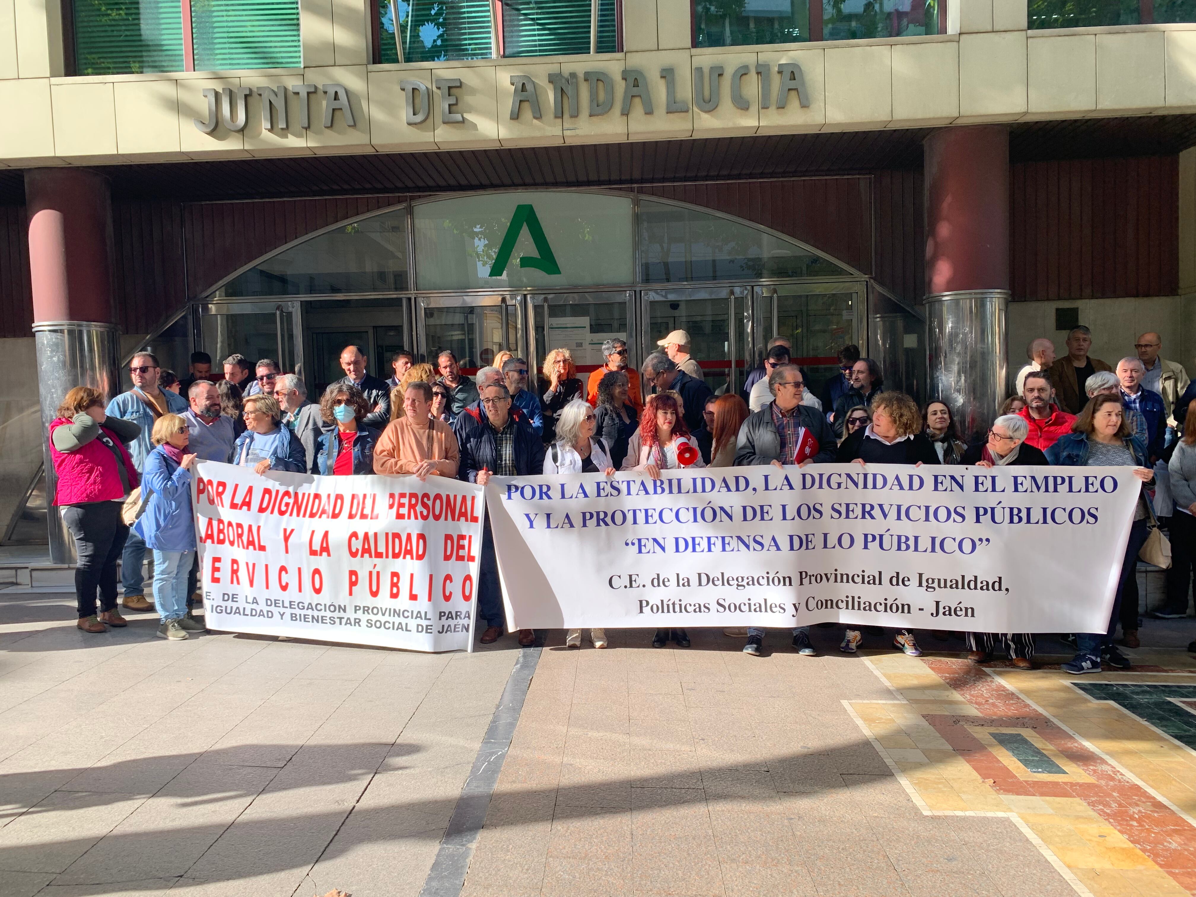 Empleados de residencias de mayores, centros de menores y de participación activa durante la protesta ante la sede de la Junta en Jaén.