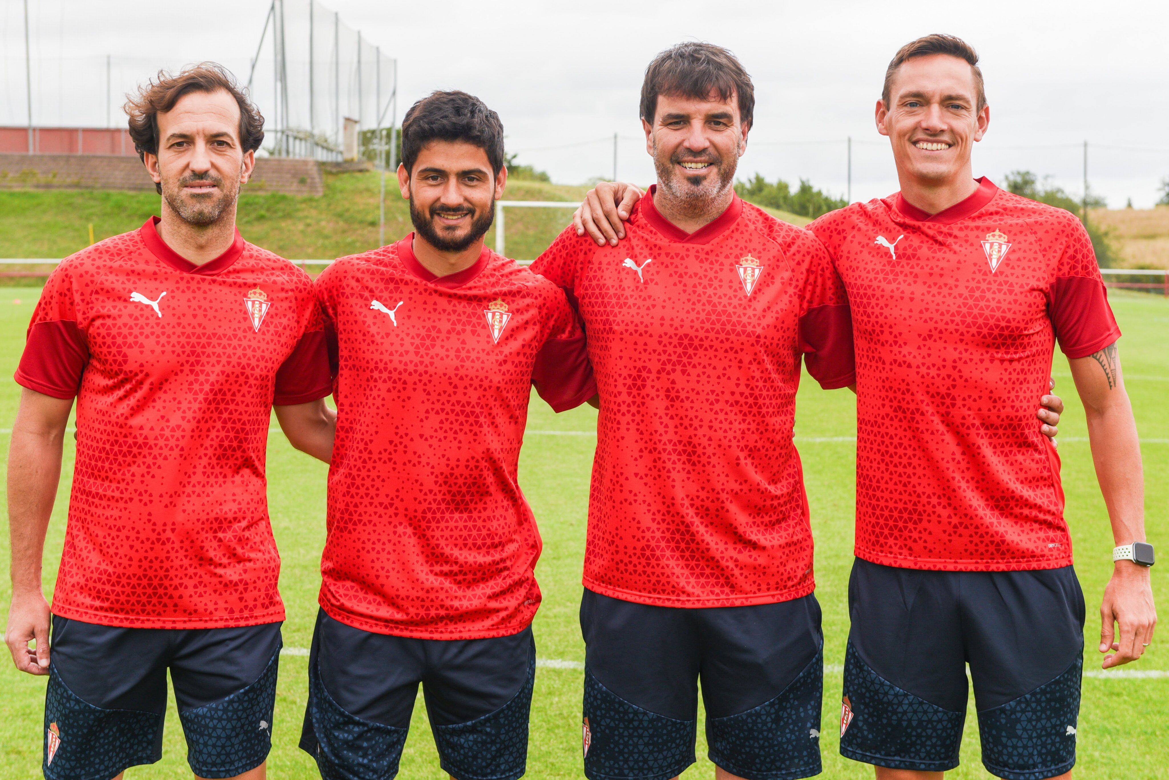 Cuerpo técnico del Sporting Atlético, con Nacho Cases y el primer entrenador Aitor Zulaika en el centro, con el preparador físico Álvaro Vázquez y el entrenador de porteros Daniel Lozano en los extremos.