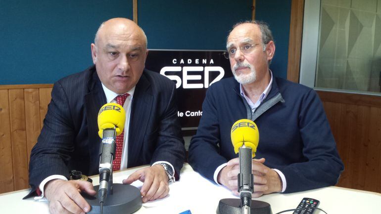 Contertulios de la Ventana de Cantabria, Miguel del Río y José Villaverde, en el estudio del programa