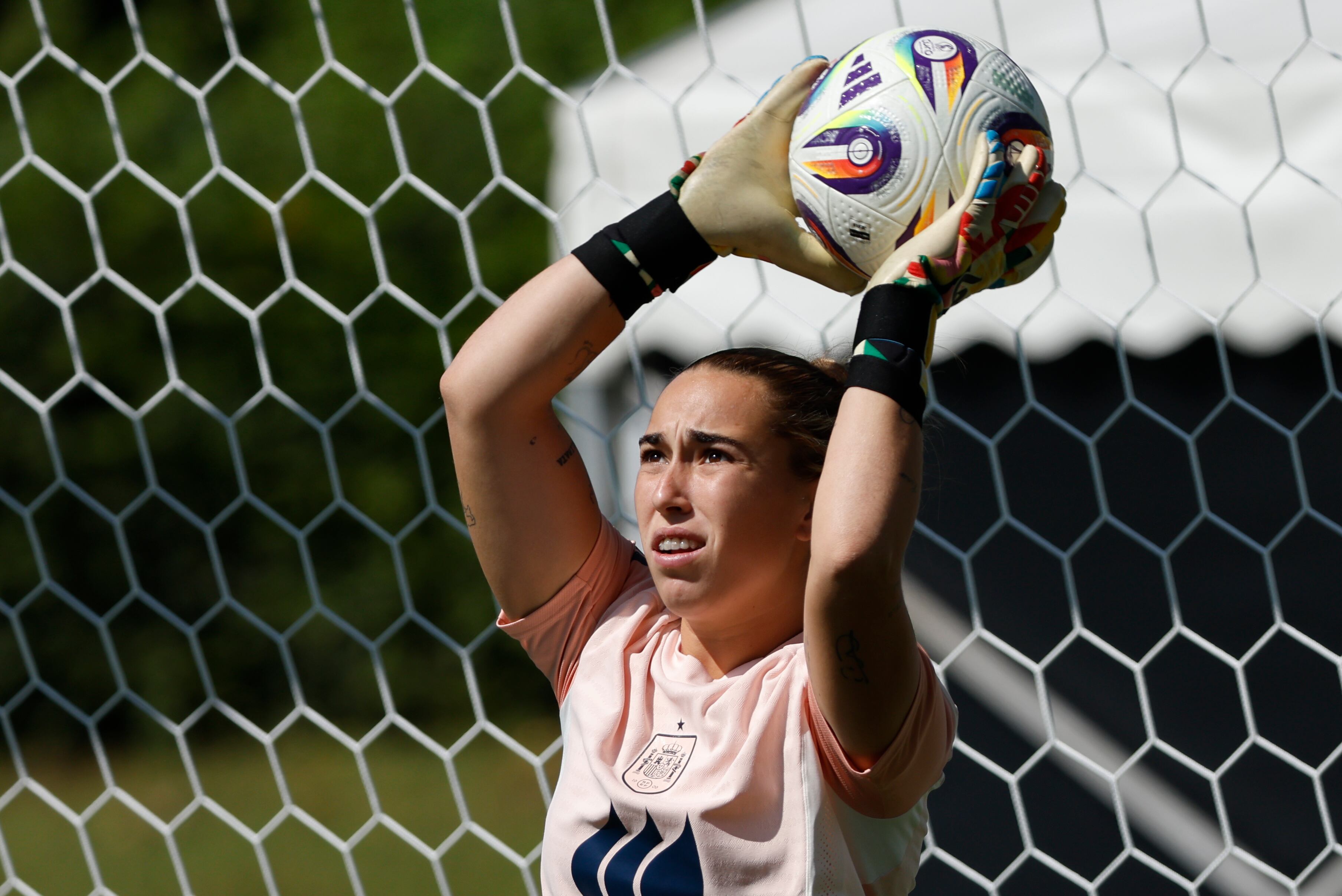 LAUSANA (SUIZA), 08/07/2025.- La guardameta de la selección española femenina de fútbol Cata Coll participa en un entrenamiento del conjunto en el marco de la Eurocopa 2025, este miércoles en Lausana (Suiza). España se jugará ser primera de grupo este viernes ante la selección italiana en Berna en un partido en el que le sirve el empate para liderar el Grupo B. EFE/ Ana Escobar
