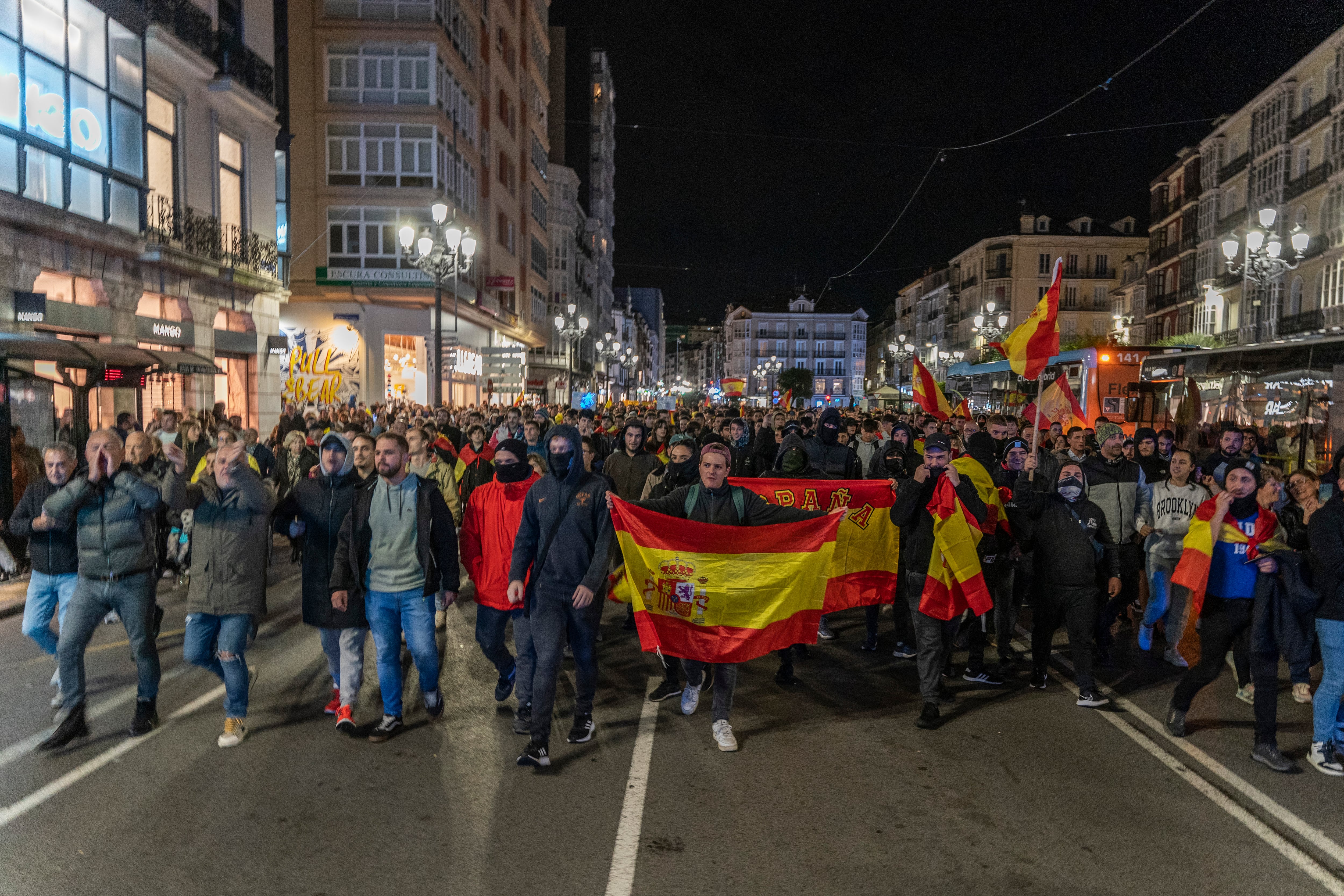 SANTANDER, 08/11/2023.- Imagen de la concentración realizada hoy miércoles frente a la sede del PSOE en Santander en protesta por las negociaciones para la conformación de un nuevo Gobierno. EFE/Roman G. Aguilera.
