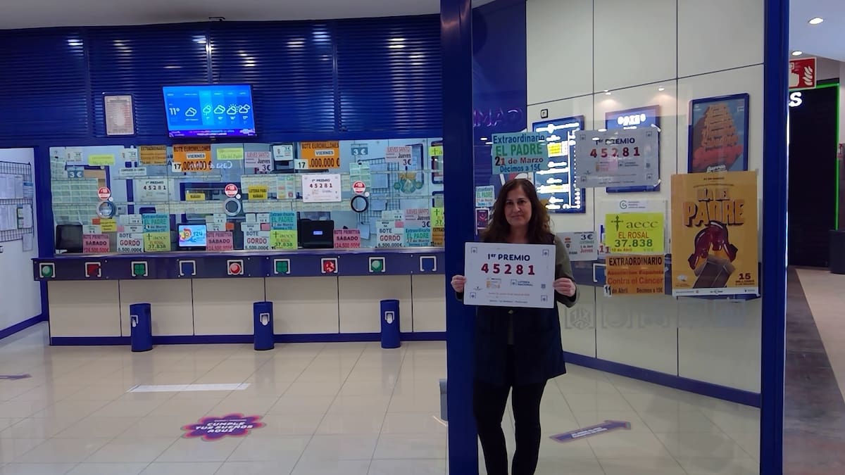 La Administración de Lotería del centro comercial el Rosal reparte 300.000 euros en el Primer Premio de la lotería nacional