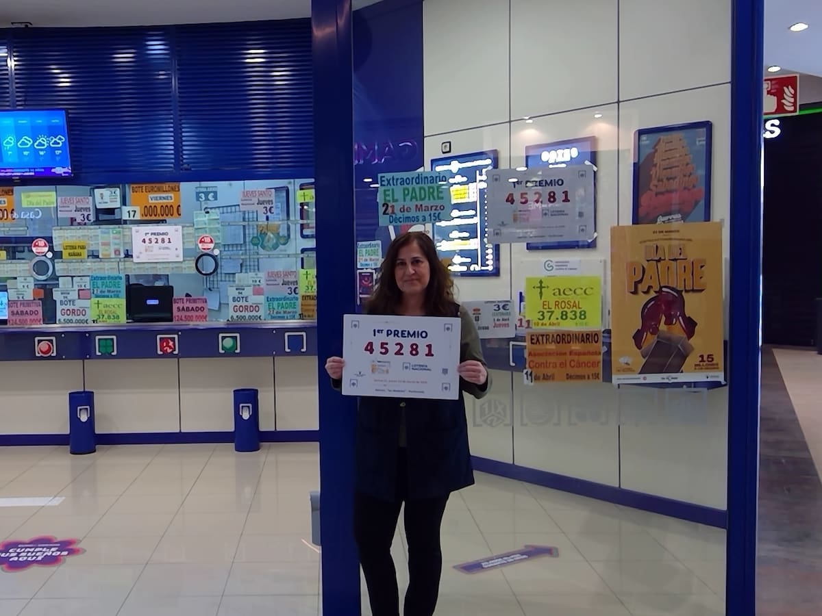 La Administración de Lotería del centro comercial el Rosal reparte 300.000 euros en el Primer Premio de la lotería nacional