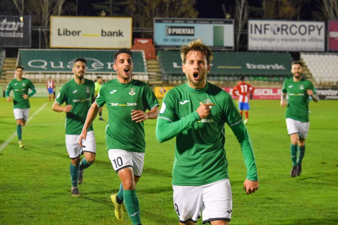 Rubén Moreno celebra el único gol del Toledo