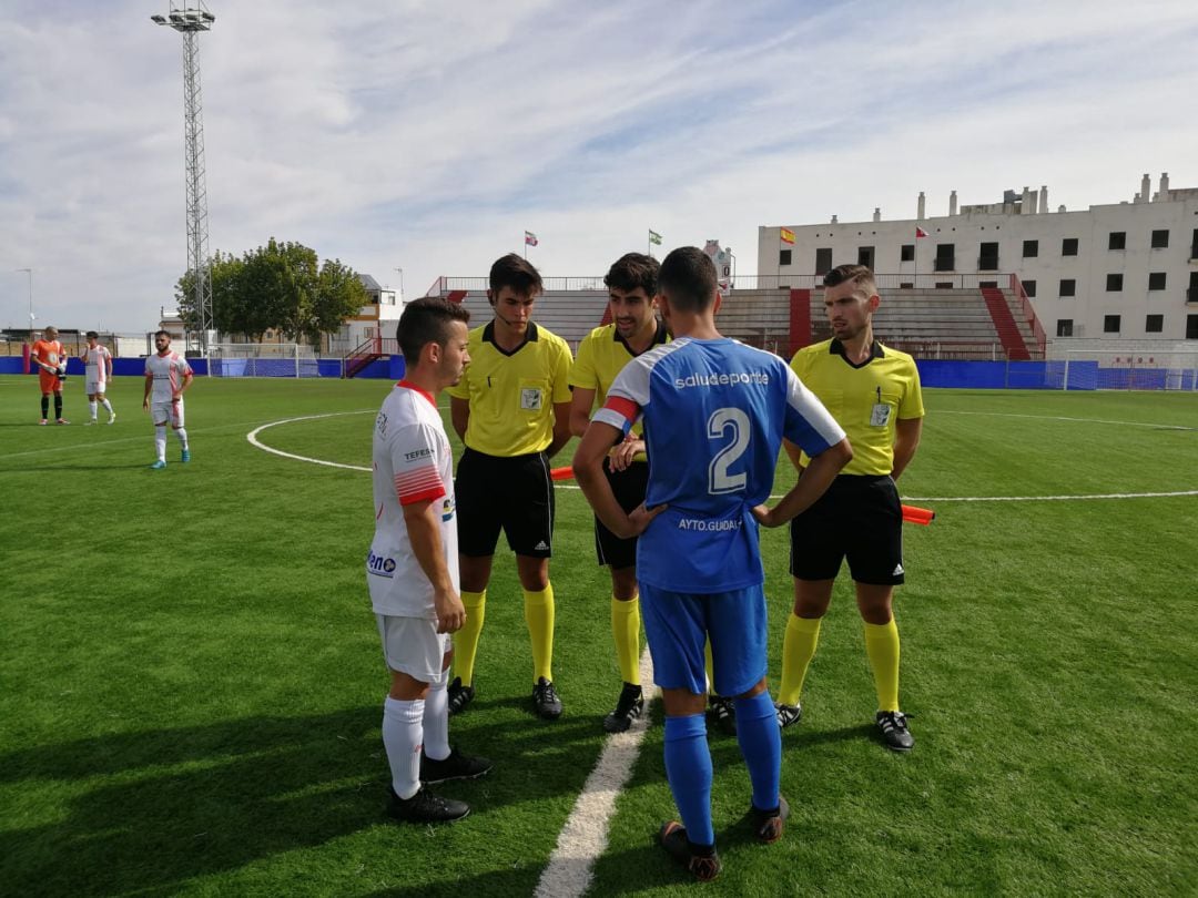 Los dos capitanes junto al trio arbitral antes de comenzar el encuentro 