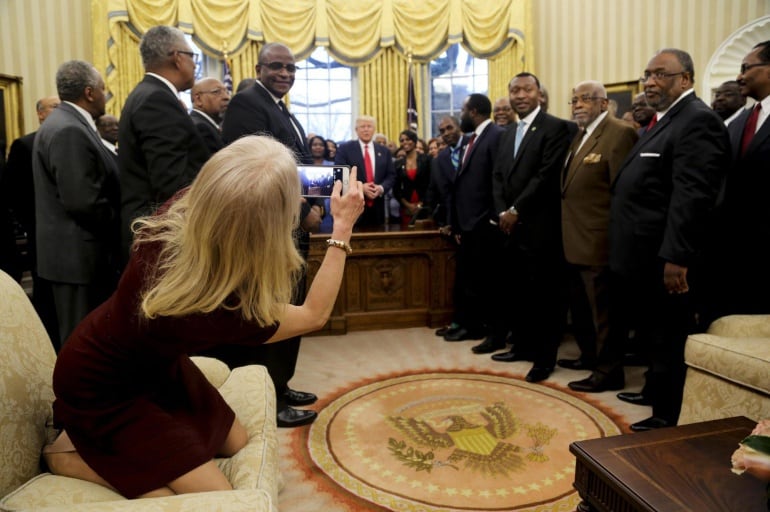 La consejera presidencial Kellyanne Conway (i) toma una fotografía al presidente de EUU Donald J. Trump (c) junto con un grupo de Estudiantes Negros de Colegios y Universidades (HBCUs).