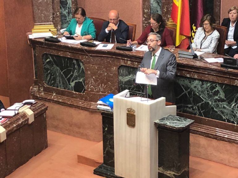 El portavoz popular Víctor Martínez, rompiendo un folio durante su intervención en la Asamblea.