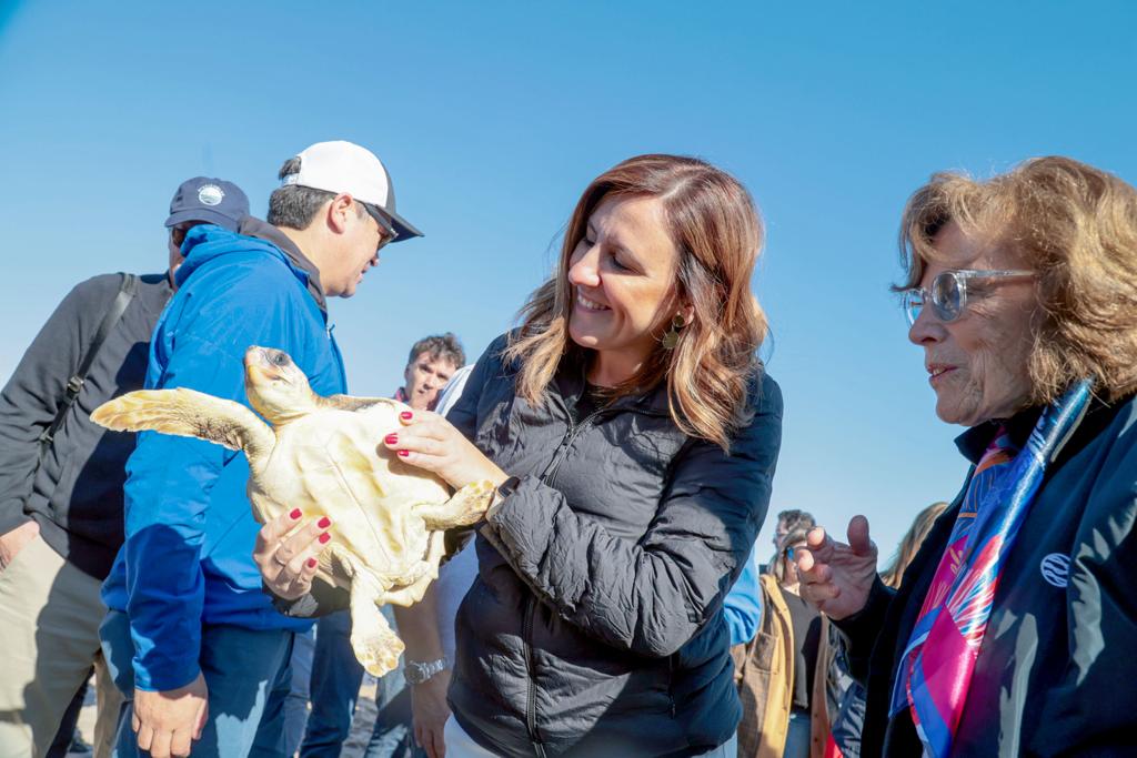 María José Catalá y Sylvia Earl en el momento de soltar a la tortuga Hope en El Saler