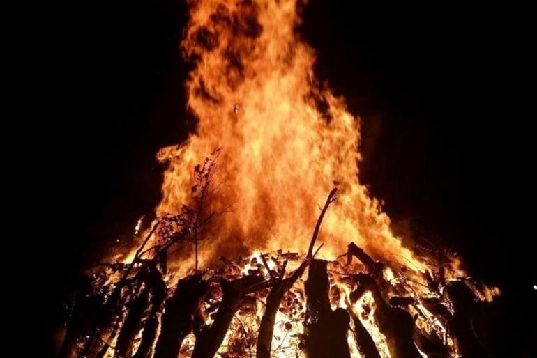 Imagen de la hoguera de San Juan de la Mata