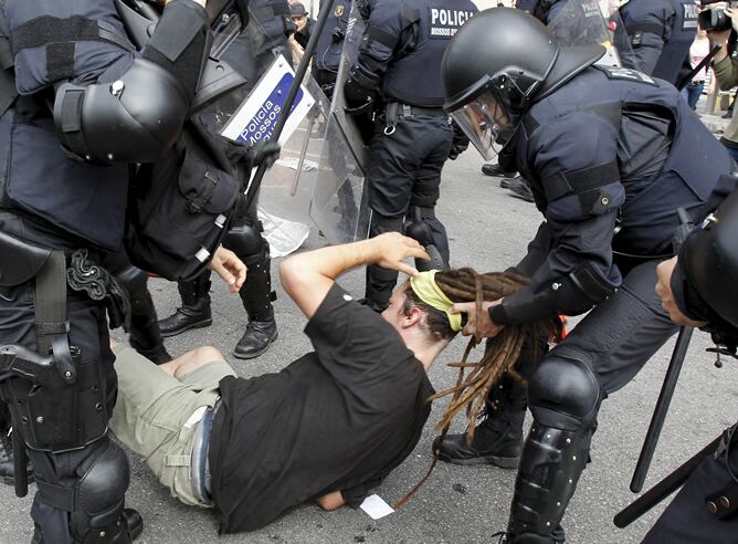 Los Mossos d&#039;Esquadra han cargado hoy contra los &quot;indignados&quot; de plaza de Cataluña de Barcelona, después de que éstos intentaran evitar la salida de la plaza de los camiones de limpieza que retiraban sus pertenencias. Una cincuentena de personas han resultado heridas leves y al menos se ha producido una detención.