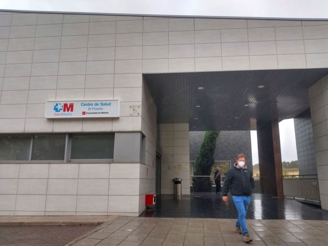 Vista exterior del centro de salud El Puerto en Coslada, Madrid