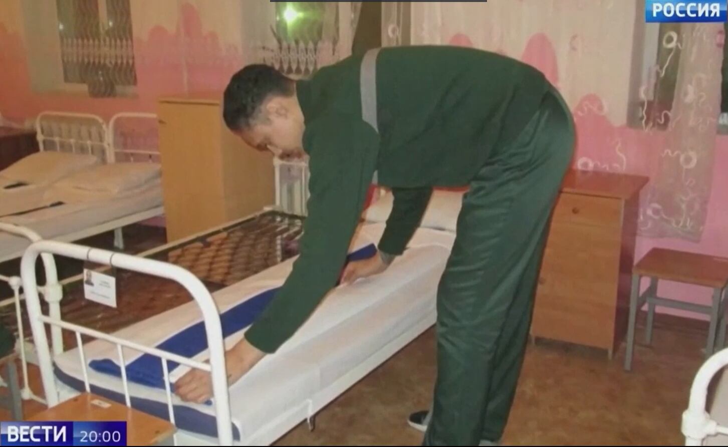 Brittney Grinner, en su minúscula cama durante su etapa en Rusia